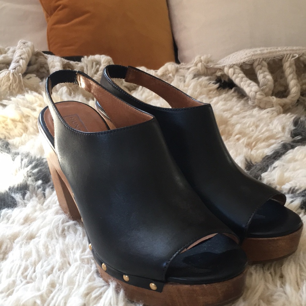 Hunter clogs. Real leather. Size 9.Good condition